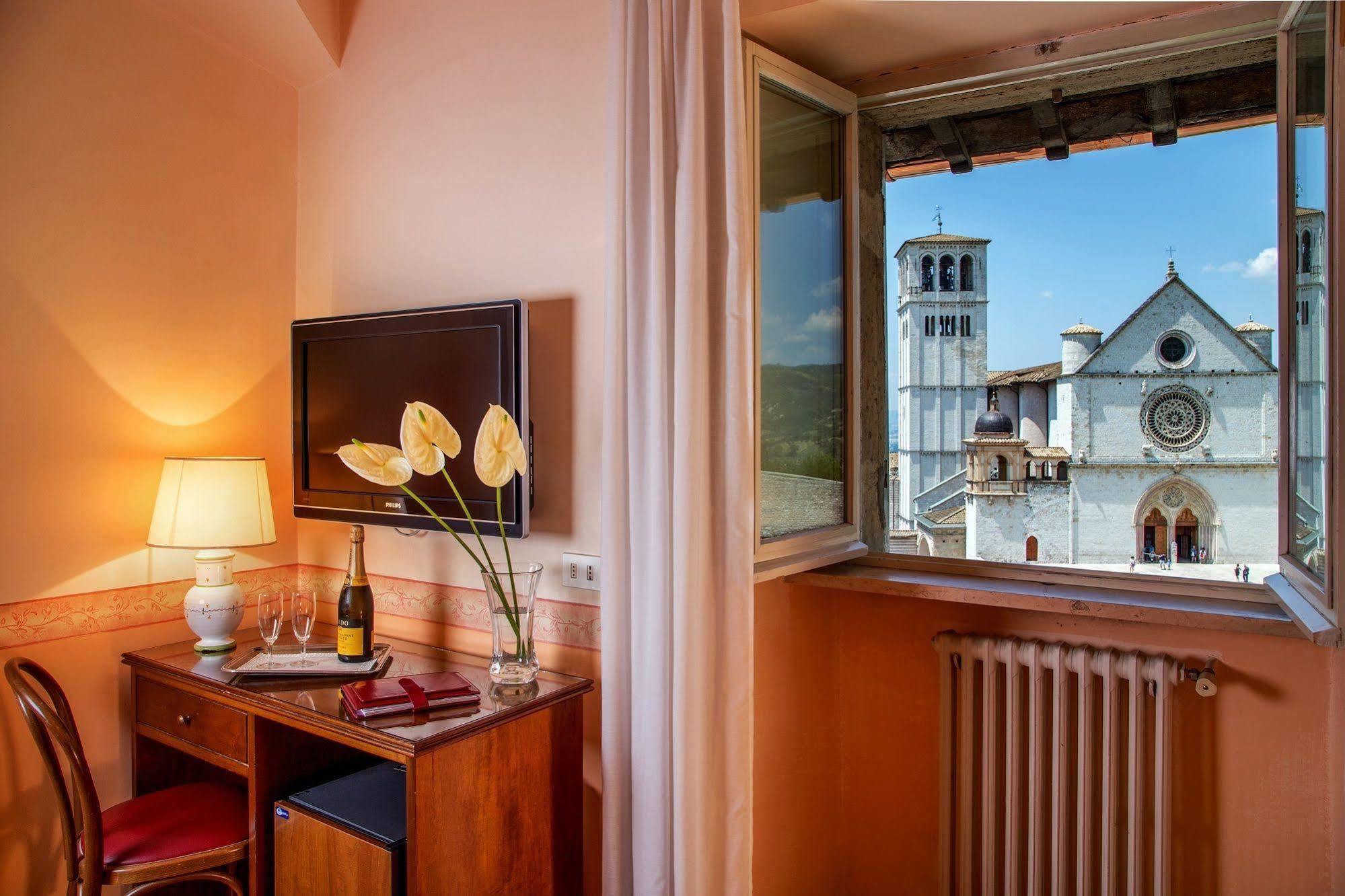 Hotel San Francesco Assisi Buitenkant foto
